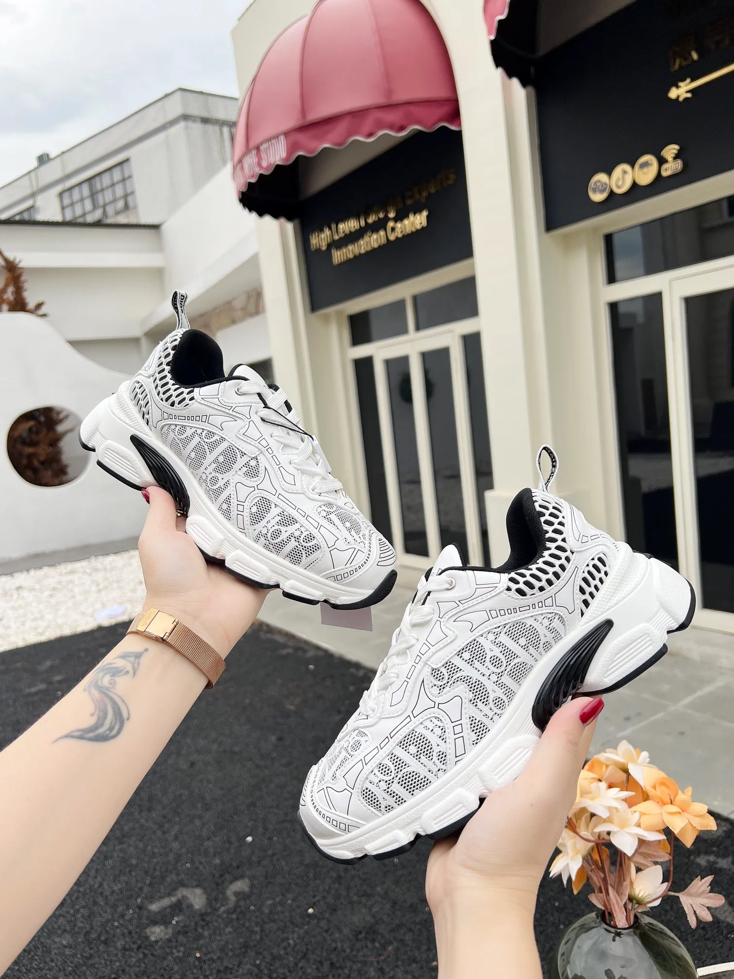 👟👟Ex-factory price 600👟👟 High version couple model🍸 Dior Dior | 2024 ˢˢDilraba, many stars have the same style. L’s 2024 spring and summer new products. The latest popular Chrono series, thick-soled mesh color-blocking running shoes, dad shoes, casual sports shoes series〰 Original purchase, development and production👍🏻This Dior Chrono sneaker is made of white and black mesh fabric with leather effect panels. The CD logo on both sides, the star patch on the tongue and the Dior logo on the heel, many details highlight the style. The two-tone laces, lightweight sole and star embellishment allow for a casual look all year round, complementing a variety of casual or elegant pieces. ♺Upper: Original imported first-layer cowhide + mesh ♺Inner lining: Original customized breathable lining ♺Outsole: Original molded EVA super light and super soft outsole ♺Heel height: 4.5cm ♺Size: Female 35-41 Male 39-45 (Female 40.41 Male 45 customized)